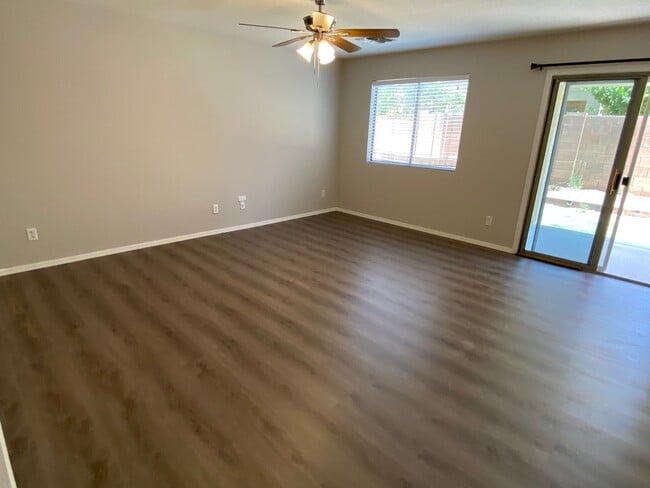 Building Photo - 4 Bedroom, 3 bath, two story with loft in ...