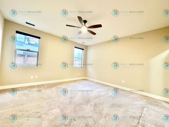 Building Photo - 1/2 Month Free! Spacious 4-Bedroom Gem in ...