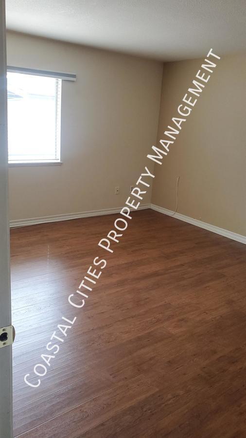 Building Photo - 1696 Carmel Cir E