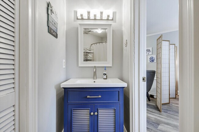 Building Photo - 4114 Holiday Dr