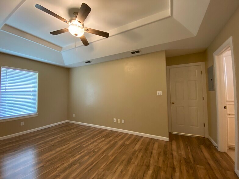 Building Photo - 1209 Swallow Ave