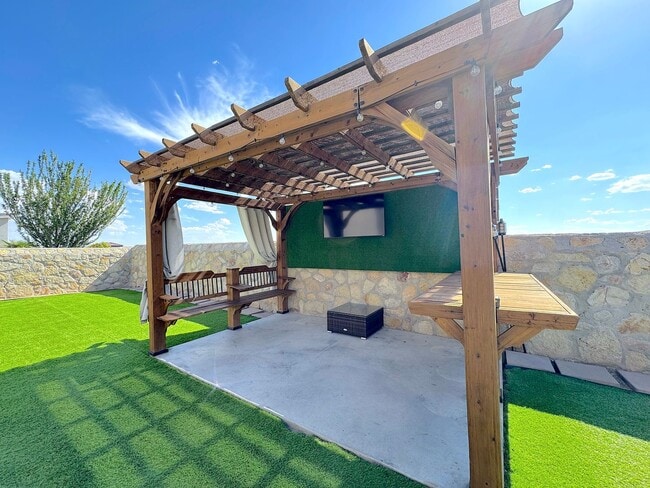 Building Photo - East El Paso 4bed/2bath Refrig A/C with Gorgeous Backyard!