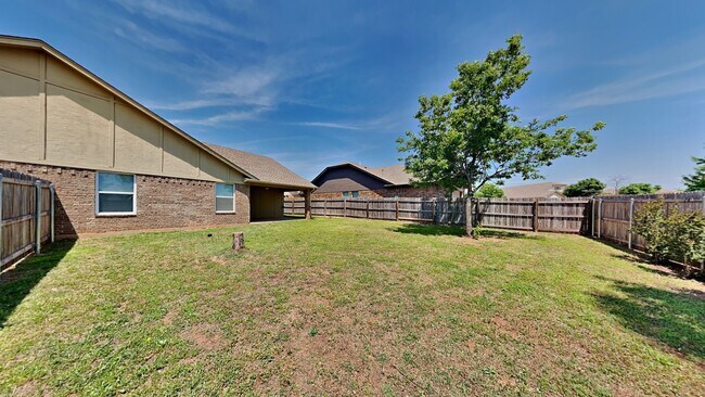 Building Photo - 3 Bedroom 2 Bath 2 Car Garage in Deer Creek Schools