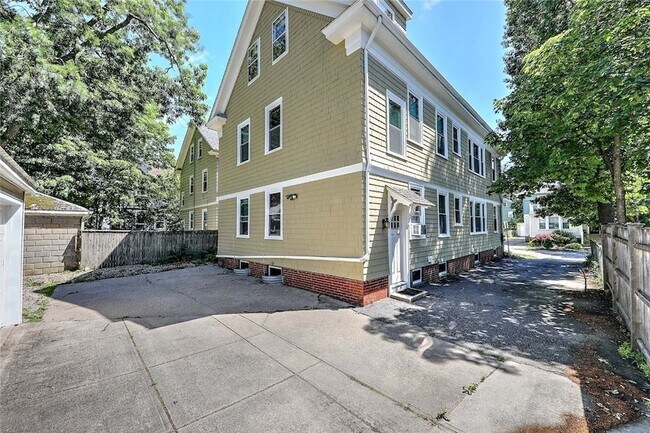 Building Photo - 168 4th St