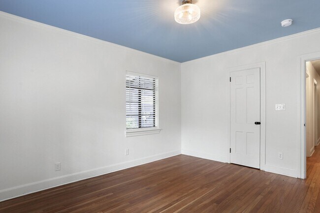 Building Photo - Renovated 3BR / 2BA Home for Rent on Gordonston Ave