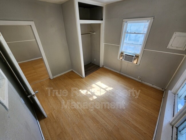 Building Photo - 228 N Cherry