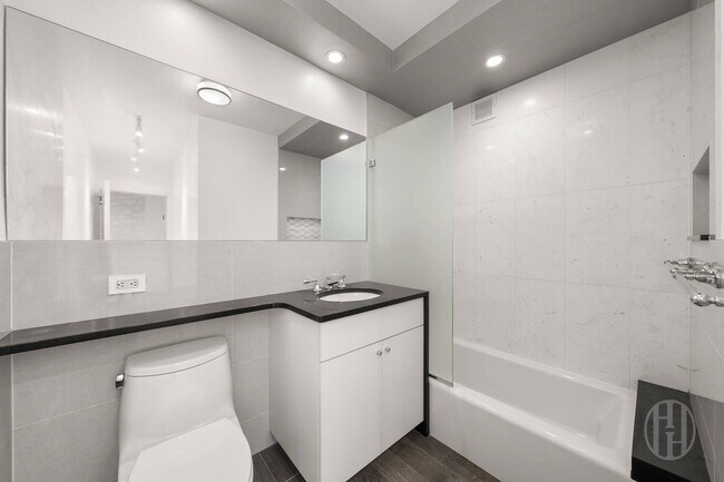 Building Photo - 300 E 77th St