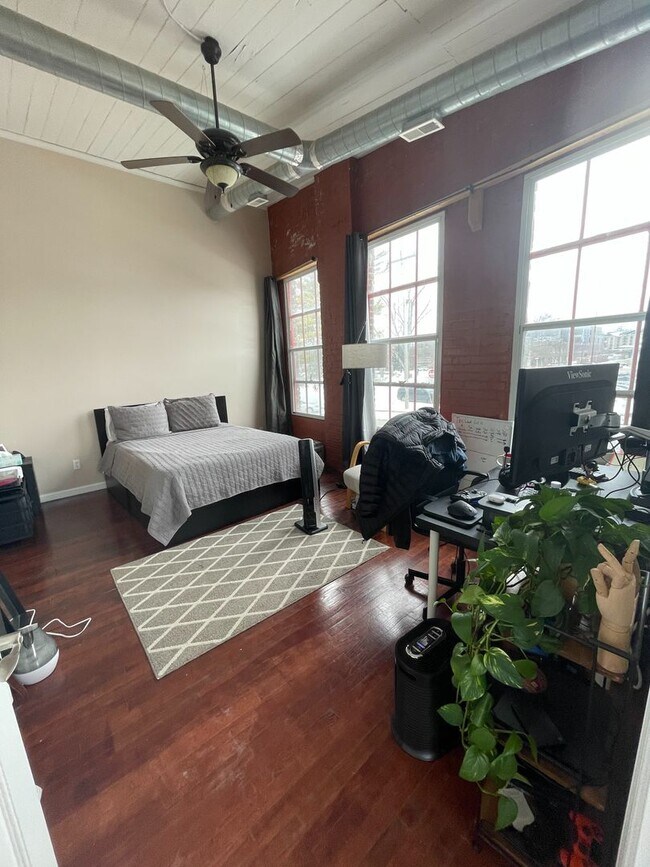 Building Photo - 2 bed 2 bath industrial style apartment *Short Term Rental*
