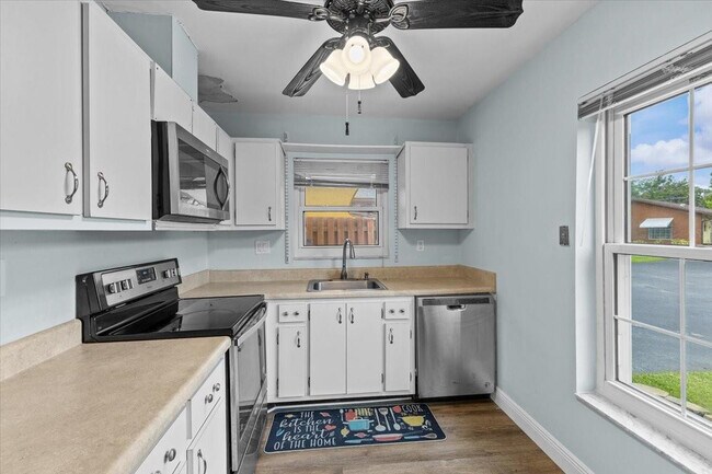 Building Photo - 503 SE 5th Cir