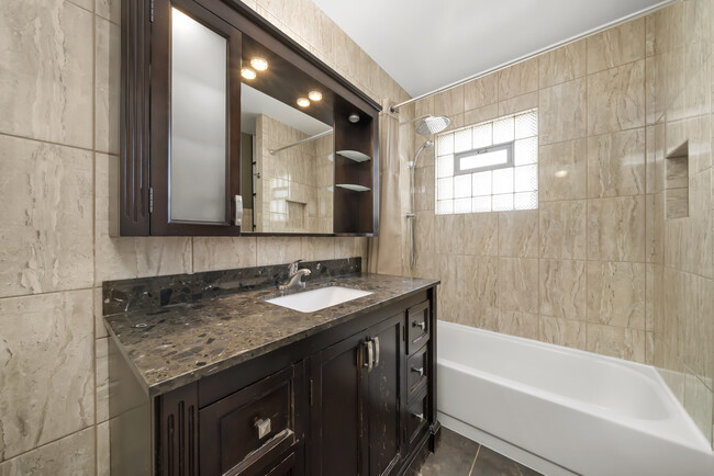 Building Photo - 7432 W Ainslie St