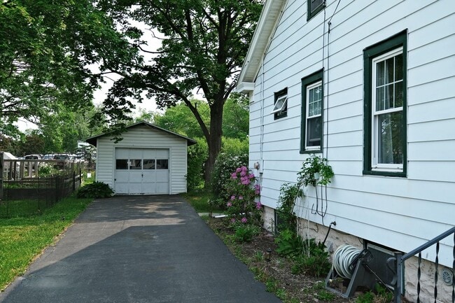 Building Photo - Home For Rent