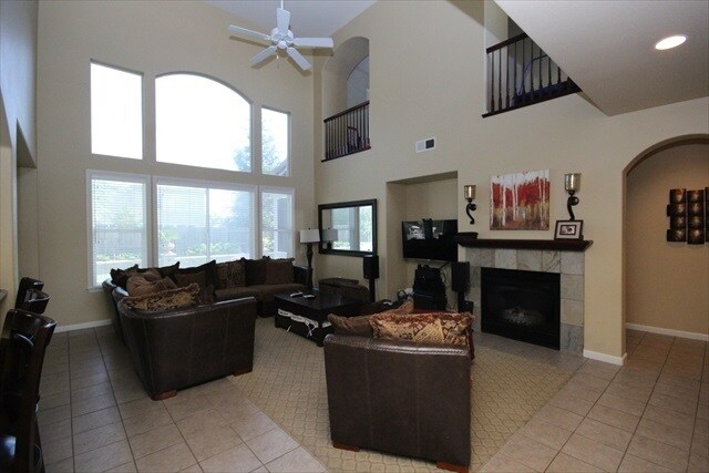 Building Photo - Gorgeous Home In the Desired Chesapeake Neighborhood