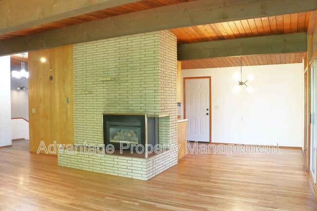 Building Photo - 3240 NW Elmwood Dr