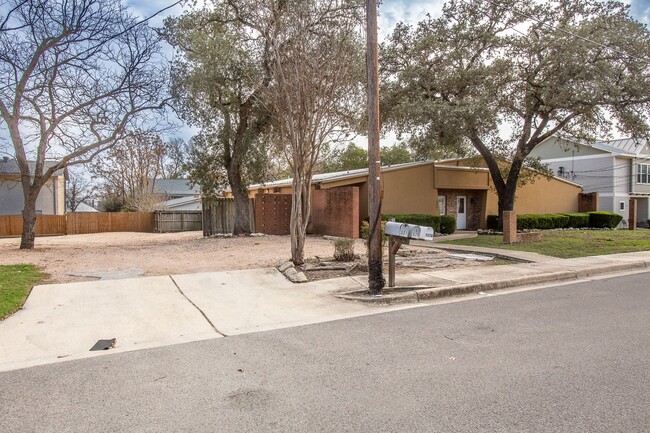 Building Photo - Walk to campus! Walk downtown! Fenced yard! Flat Rate Utilities!