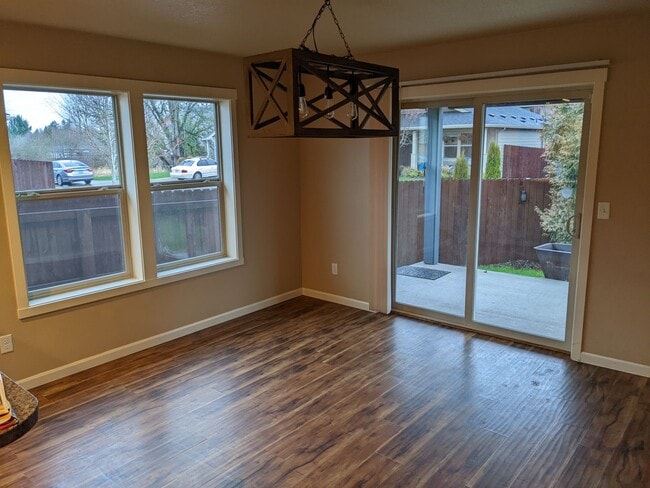 Building Photo - Beautiful 3 bedroom
