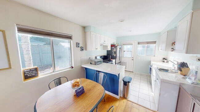 Building Photo - Charming 2-Bedroom Home with Mini Golf Course, Spacious Yard, and Ample Parking