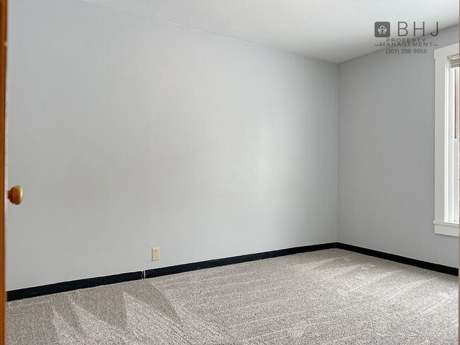 Building Photo - 6 month lease! 3 bed/ 1 bath Single Family Home on Coffeen!