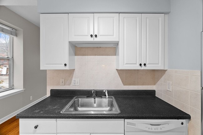 Building Photo - Modern Spacious  2 Bed  and 1.5  Bath Cond...