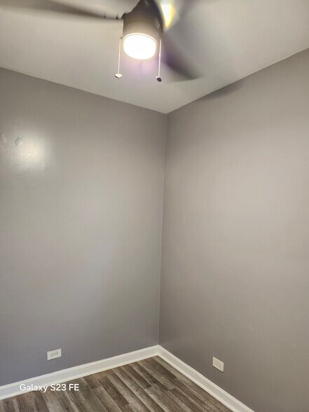 Building Photo - 4644 W Gladys Ave