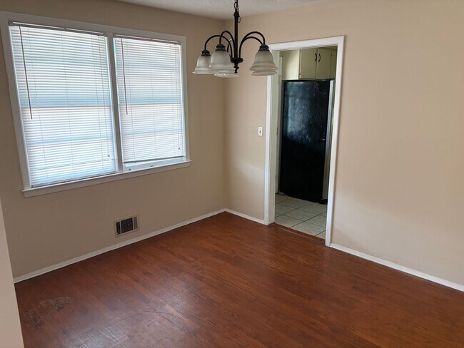 Building Photo - 3012 Pinewood Dr