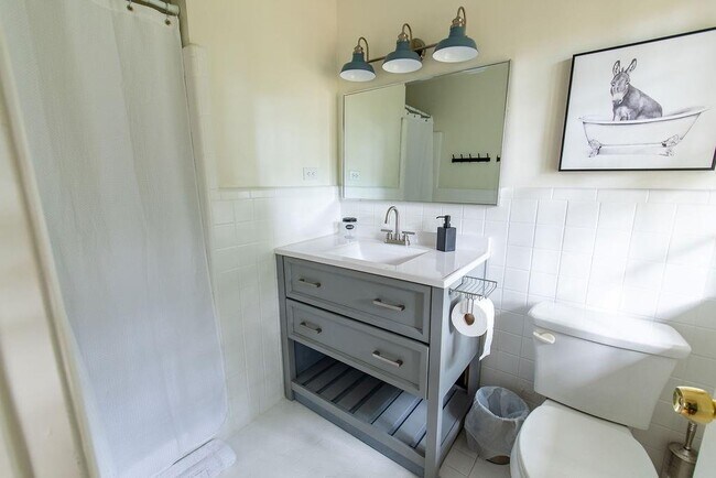 Building Photo - 728 S McCollum Dr