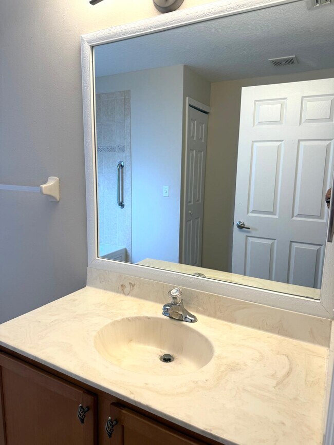 Building Photo - 549 SW Prater Ave