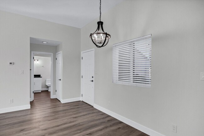 Building Photo - 2/2