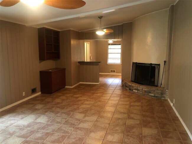 Building Photo - 9136 Vinewood Dr