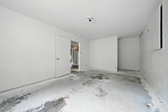 Building Photo - Large 2 Bedroom Home