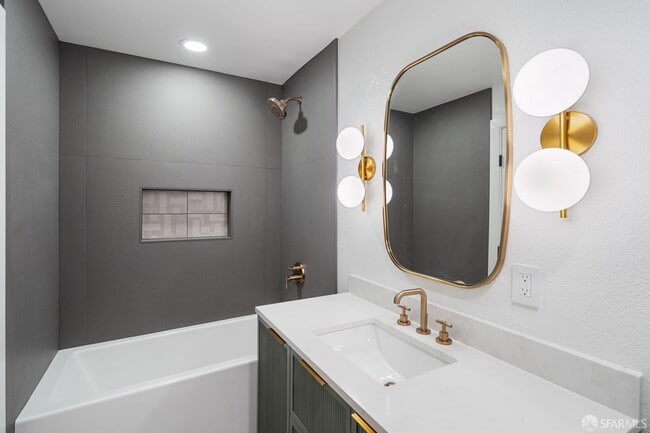 Building Photo - 628 Los Palmos Dr