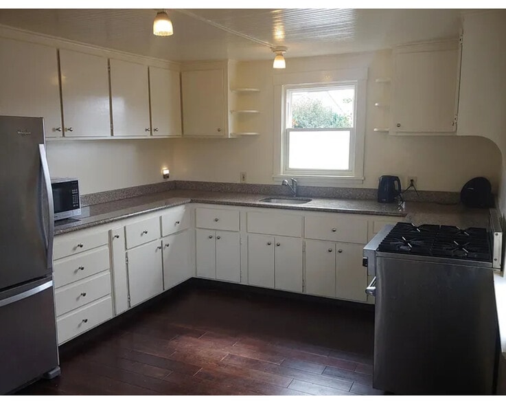 Kitchen - 5530 Beaudry St