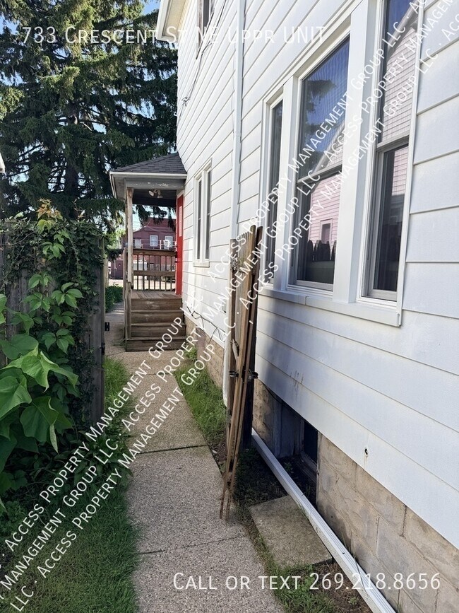 Building Photo - 733 Crescent St NE