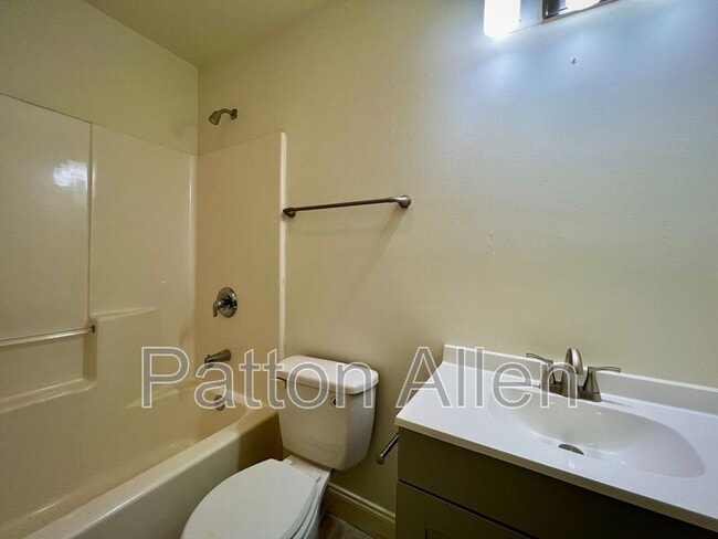 Building Photo - 43 Ravenscroft Dr