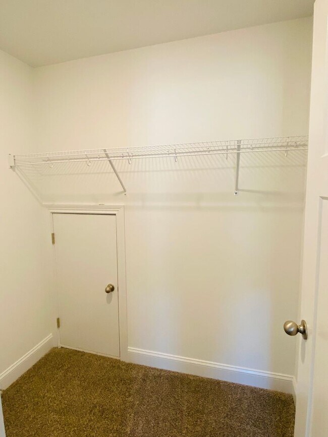 Building Photo - Luxury Home