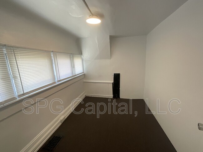 Building Photo - 351 W King St
