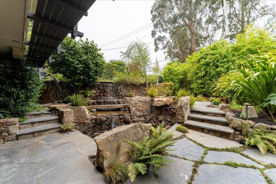 Building Photo - 473 Panoramic Hwy