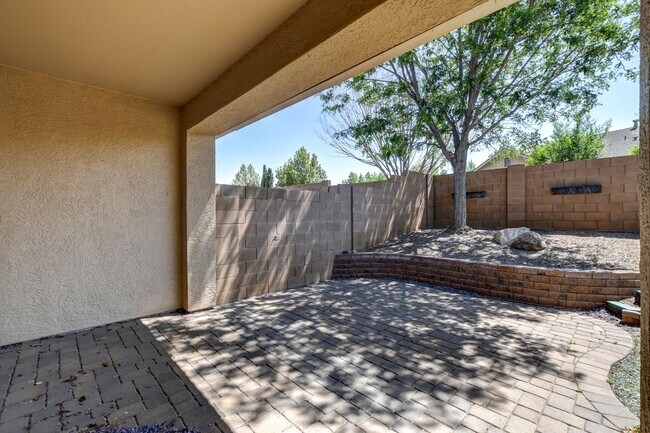 Building Photo - Beautiful 2 bed + den, 2 bath townhome in ...