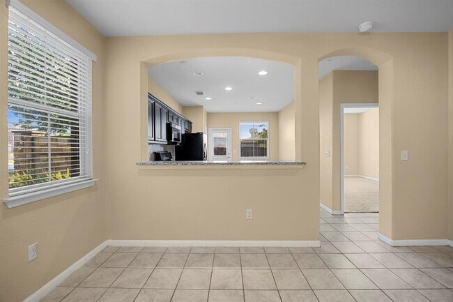 Building Photo - 2880 Donnell Dr