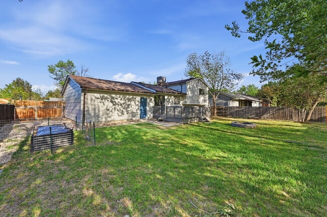 Building Photo - 2,595.95-  3 Bed, 1.5 Bath Home In Longmont with Great Backyard and In Unit Laundry!
