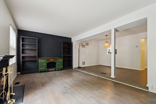 Building Photo - Spacious 3br Townhome with Deck& Patio. Re...