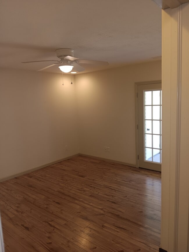 Building Photo - 809 Island View Dr