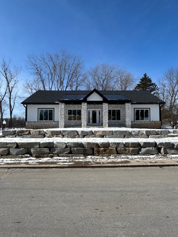 Building Photo - 220 Lakeshore Cir