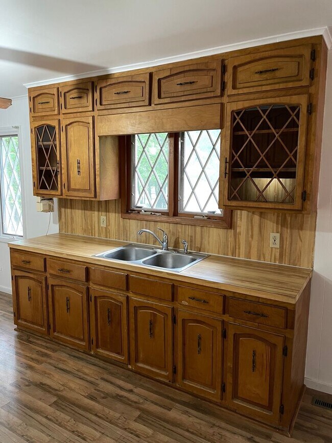 Building Photo - 3 bed 2 bath home