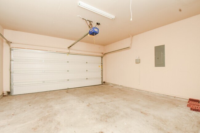 Building Photo - 6014 Starbrook Creek Dr