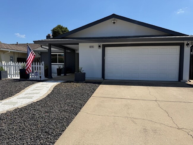 Building Photo - Absolutely gorgeous 3 bedroom 2 bath house