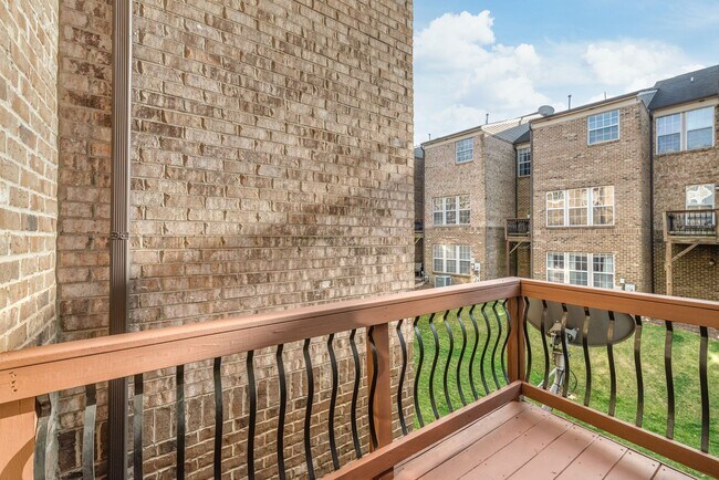 Building Photo - Charming Full-Brick Townhome in the Heart of South End