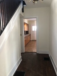 Building Photo - 3 BR Home Available Near Local Shopping