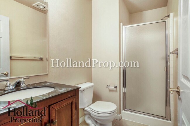 Building Photo - Beautifully Remodeled Beaverton Townhouse!