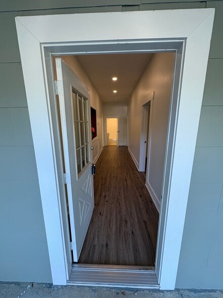 Building Photo - 409 Lilly Ave