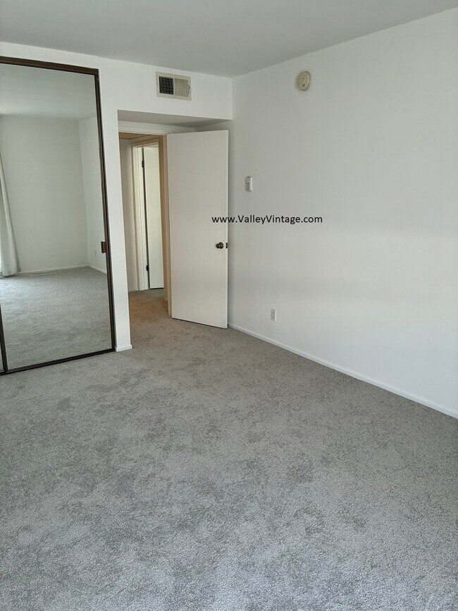 Building Photo - 11687 S Montana Ave